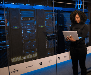 https://noni.web.id/perempuan-harus-tahu-jasa-hosting-terbaik/ Seorang Perempuan Sedang Memeriksa Server Hosting